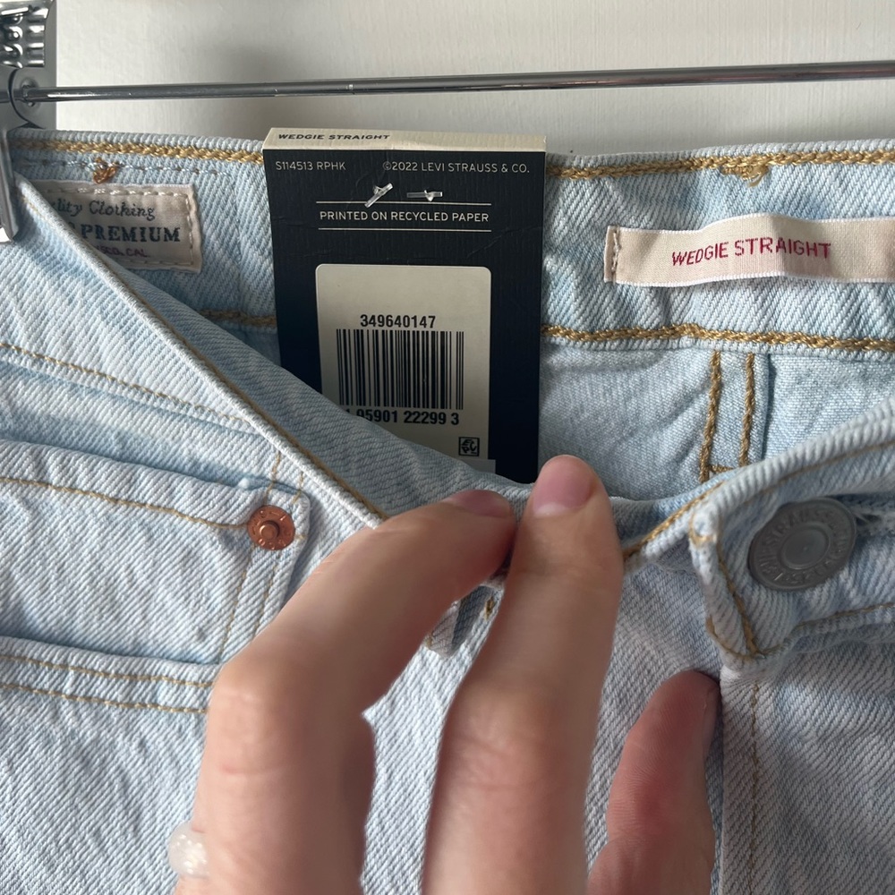 SALE! ⭐️ Levi’s Wedgie Straight Leg high rise light wash Jean - 26” inseam - Picture 7 of 16